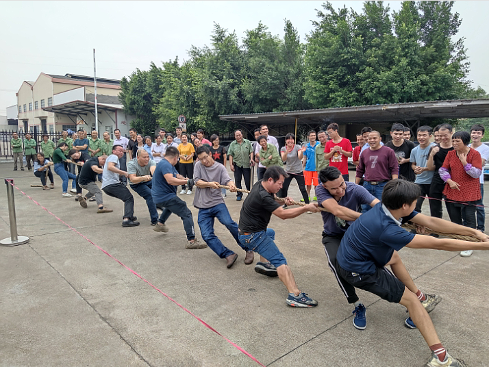 羅織錦繡，鋁鑲?cè)A庭，萬(wàn)眾歡騰迎國(guó)慶。翔龍宇宙，業(yè)滿乾坤，千燈齊亮賀中秋。